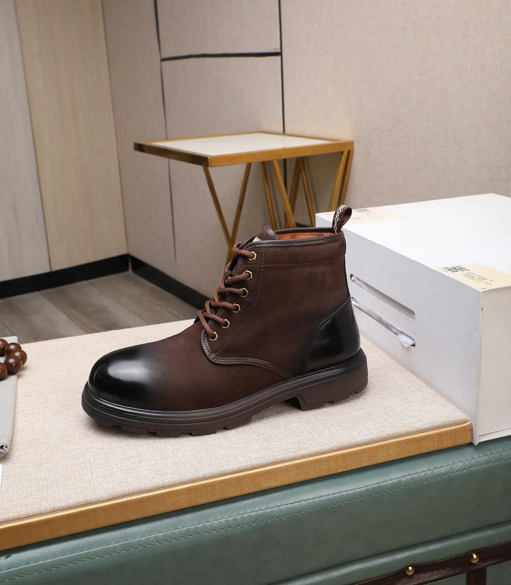 Men's men's shoes 💰620 (full genuine wool lining, 10% off for fake ones) Please note the quality of the original order and compare the thickness of the wool 🏮🏮 Popular UGG from Australia's warm luxury brand men's shoes, the official website is synchronized, Beckham men's style..., made of imported top-layer waxed cowhide, waxed toe box, Australian real wool velvet lining Carefully sewn...Imported rubber Martin boots outsole (comfortable, soft, wear-resistant) The quality is really great...Exquisite workmanship, you can't put it down at first sight, size 38-44 (customized in 45)